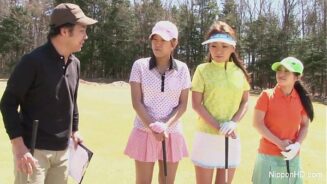 Le ragazze adolescenti asiatiche giocano a golf nudo