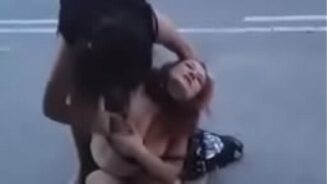 Ragazze nude che combattono in pubblico